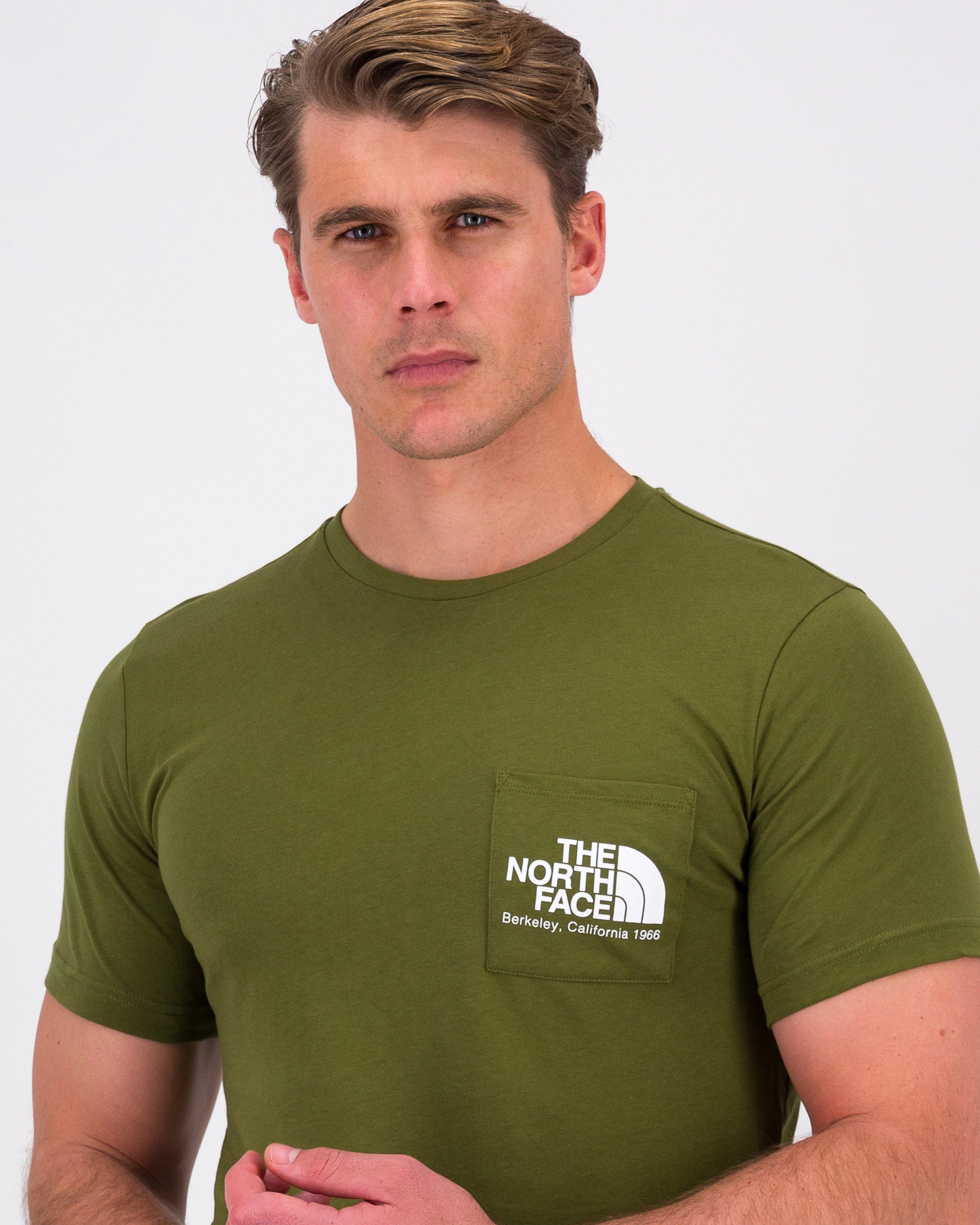 The North Face Men’s Berkeley California Pocket T-shirt -  Dark Green/Dark Olive