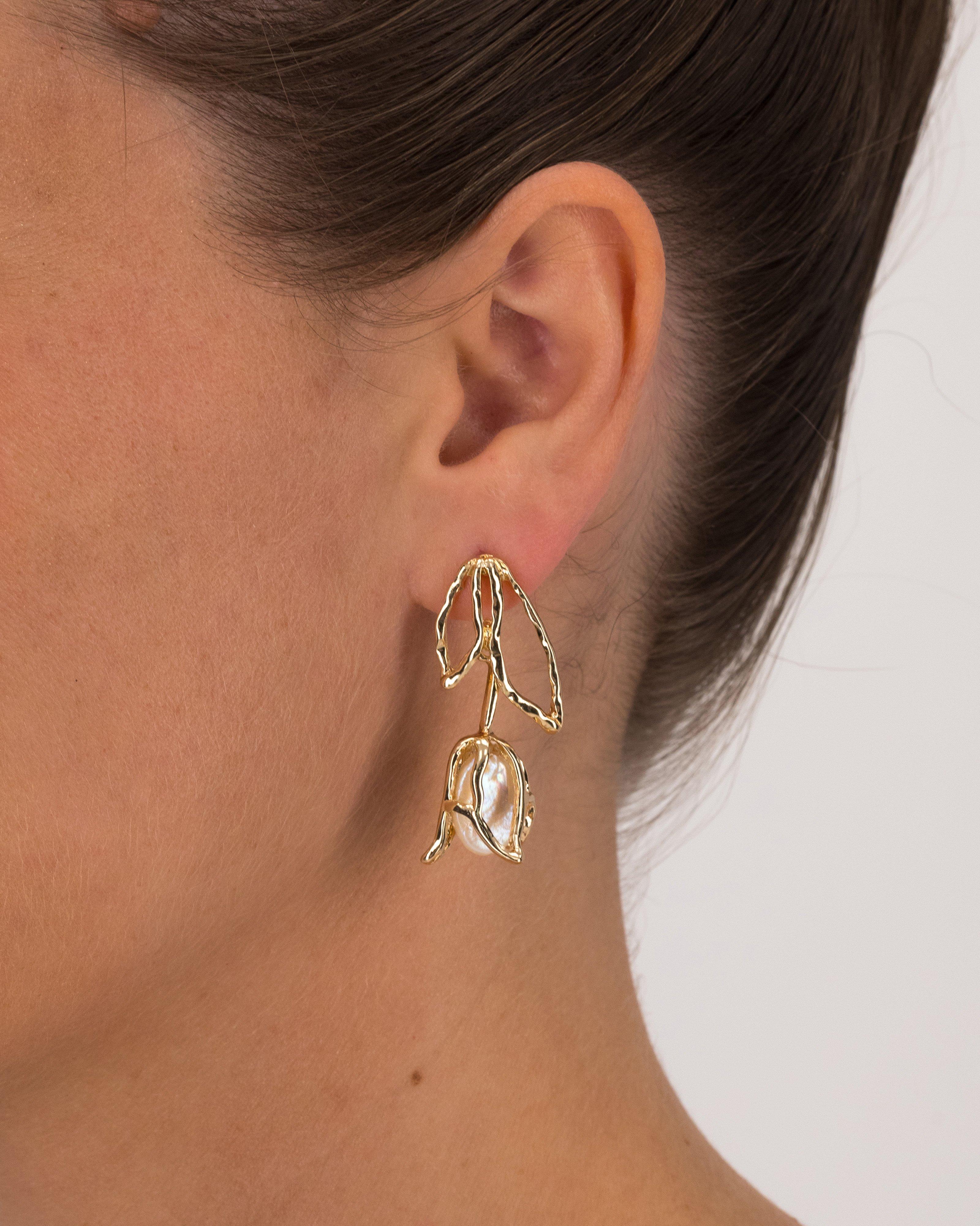  Rose Outline and Freshwater Pearl Centre Earring -  Gold