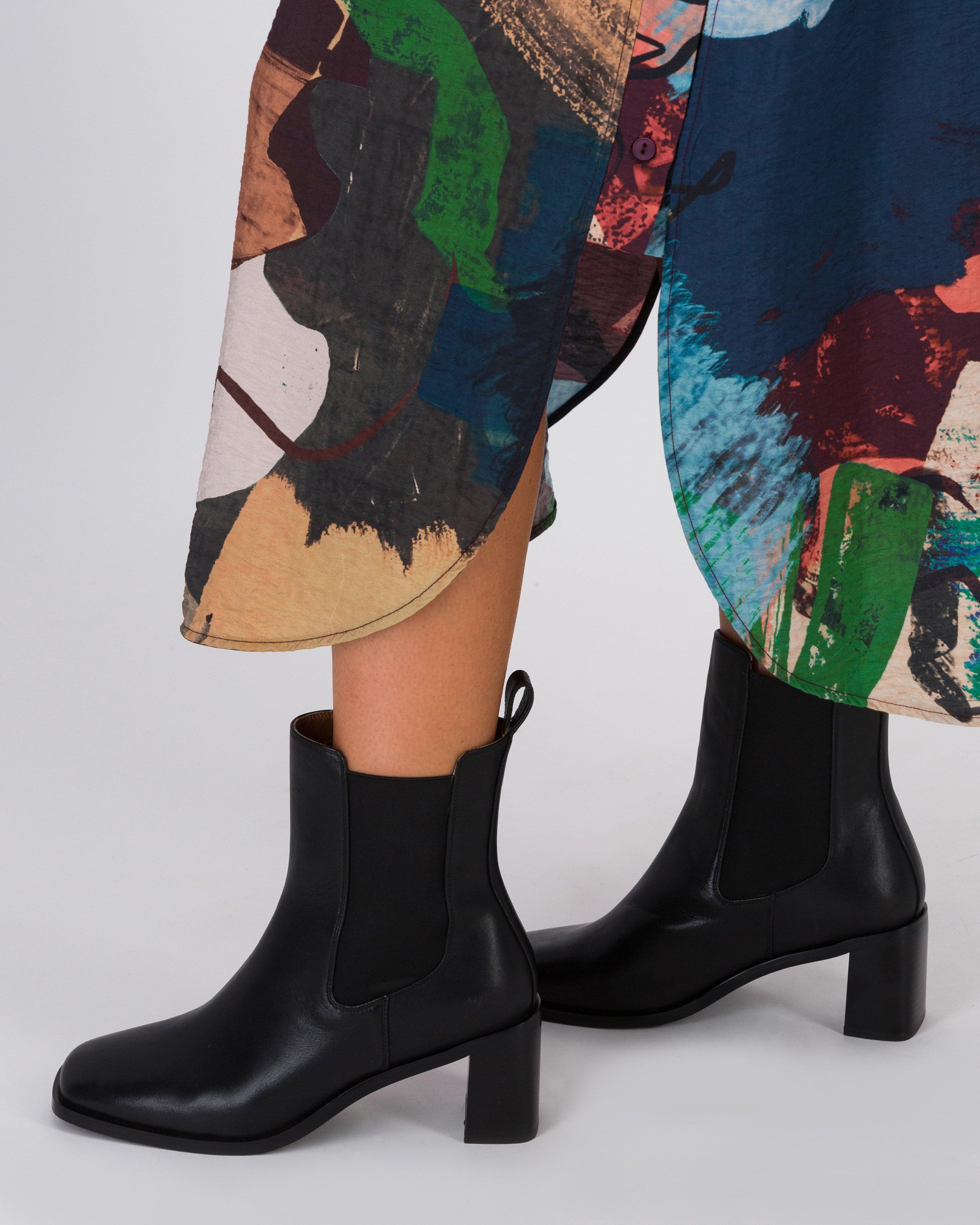 Eliza Heeled Leather Chelsea Boots -  Black